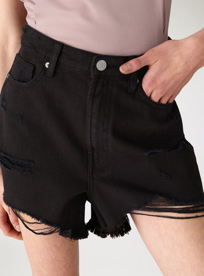 Shorts in denim con strappi e orlo sfrangiato