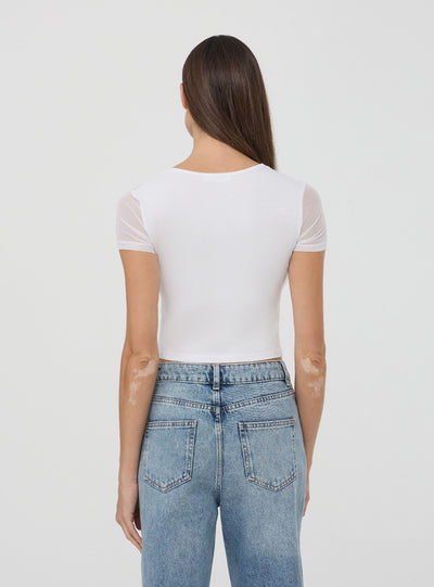 T-shirt crop aderente con scritta e inserto tulle