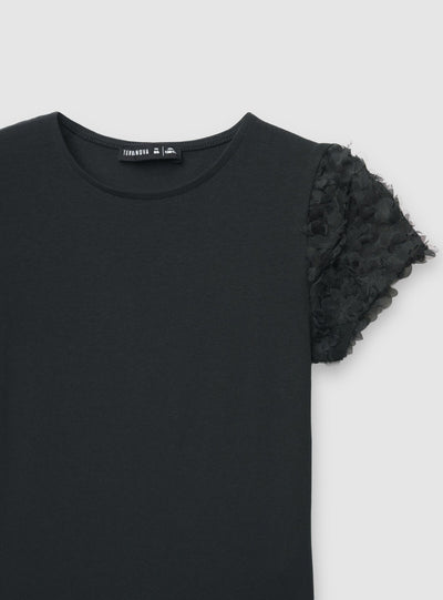 T-shirt con maniche in tulle a petali