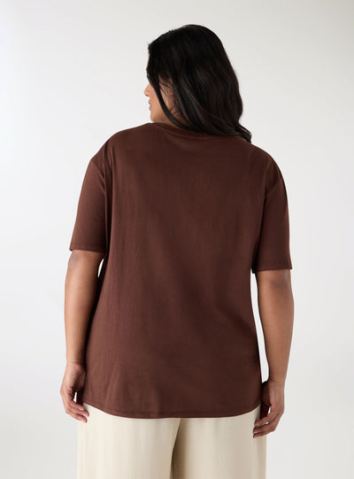 T-shirt ampia con scollo a V e taschino ricamato