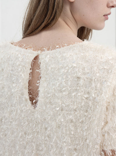 T-shirt crop con paillettes e piumette