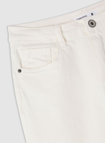 Jeans a tinta unita con risvolti e strass