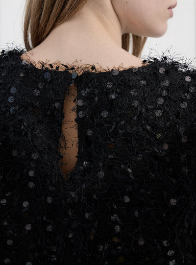 T-shirt crop con paillettes e piumette