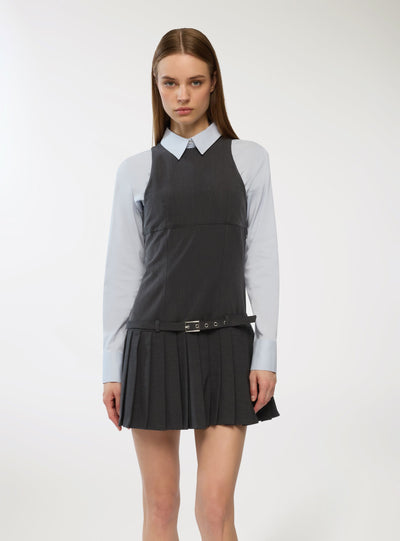 Vestito con pieghe e cintura