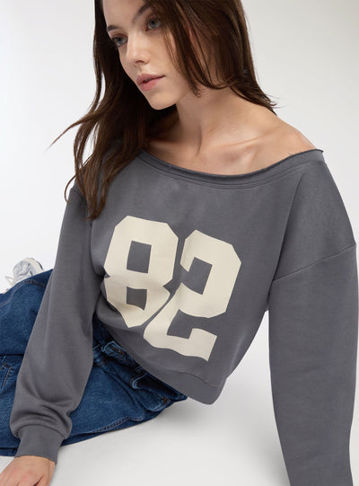 Felpa crop con spalle scoperte e numero