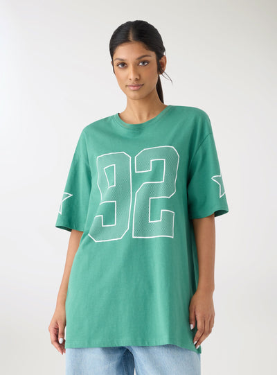 T-shirt maxi con numero e stelle