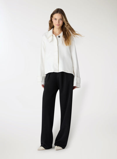Giacca denim con collo ampio e bottoni nascosti