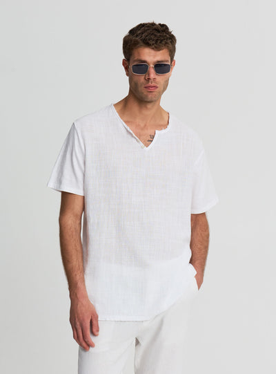 T-shirt a tinta unita con collo serafino