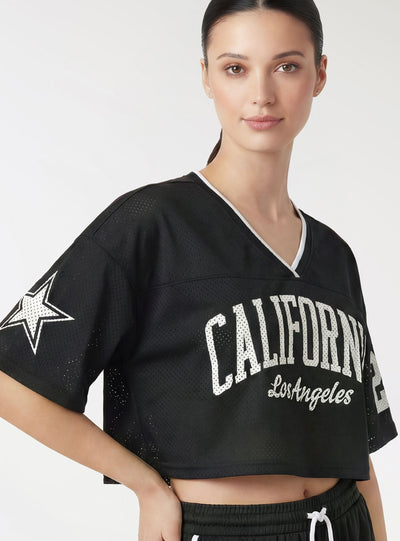 T-shirt cropped me rrjetë dhe printim kolegji