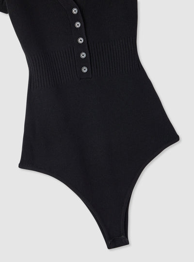 Solid colour knitted body with polo collar