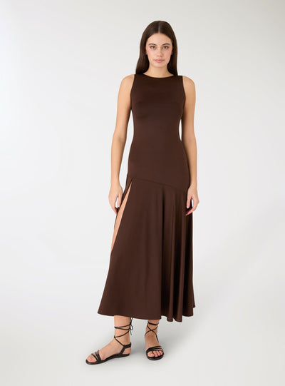 Vestito lungo svasato con spacco .
