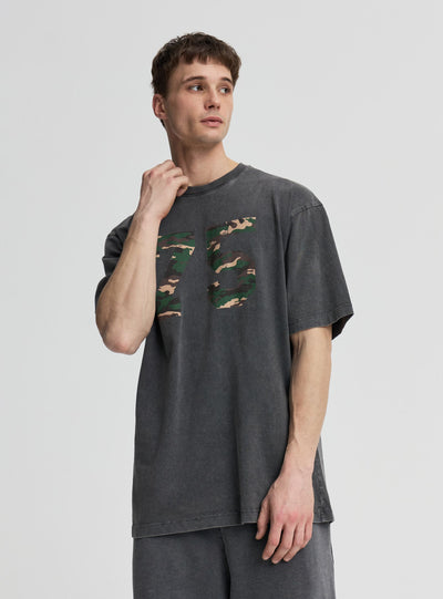 T-shirt con maxi stampa numero mimetico