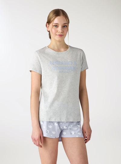 Set pigiama con t-shirt con scritta e pantaloncini fantasia