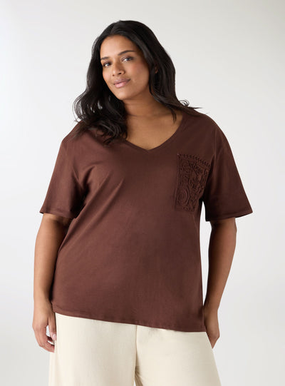 T-shirt ampia con scollo a V e taschino ricamato