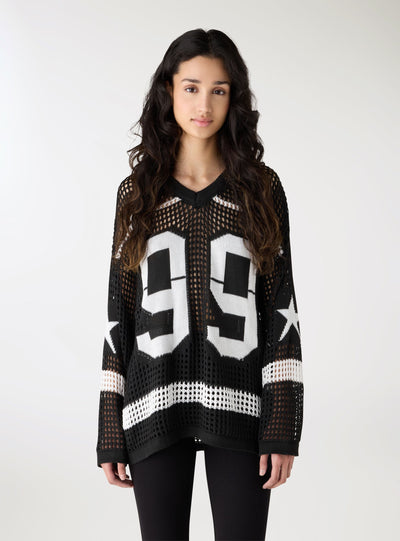 Maxi siatkowy sweter z nadrukiem college