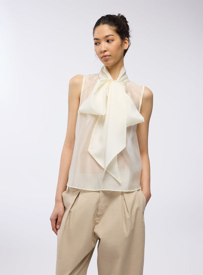 Blusa smanicata con nodo