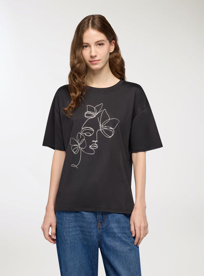 T-shirt con stampa volto e farfalle