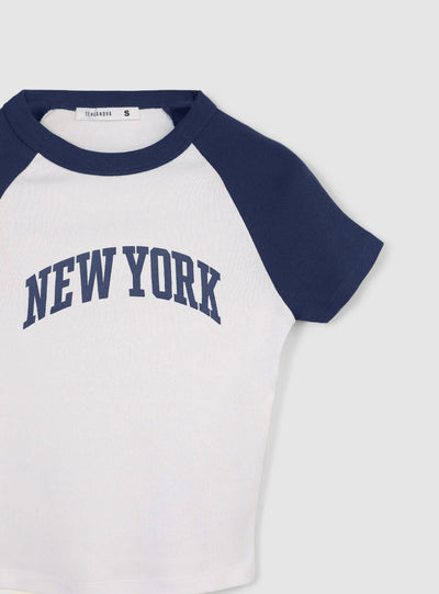 T-shirt crop raglan con stampa college