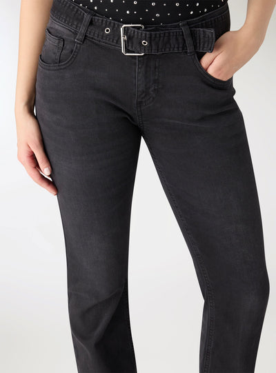 Jeans a zampa vita bassa con cintura