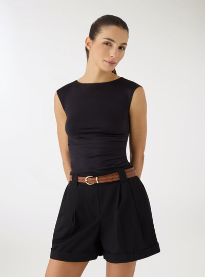 T-shirt con scollo a barchetta e arriccio laterale