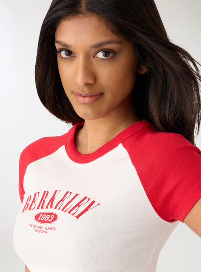 T-shirt crop con stampa college