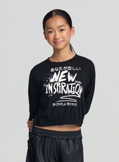 T-shirt crop con stampa graffiti