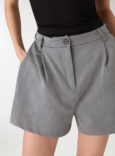Shorts con pieghe a tinta unita