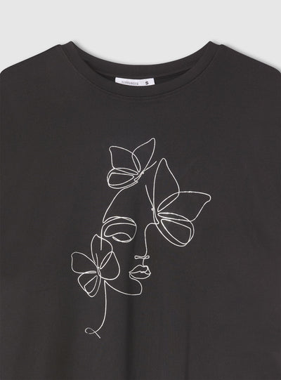 T-shirt con stampa volto e farfalle