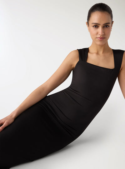 Vestito lungo con scollo quadrato e arricciature