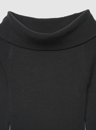 Solid colour off-shoulder top
