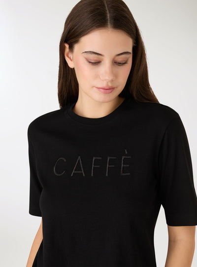 T-shirt con scritta ricamata