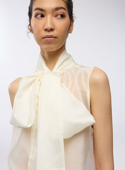 Blusa smanicata con nodo