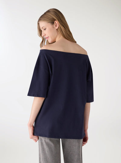 T-shirt maxi a spalle scoperte con stampa college